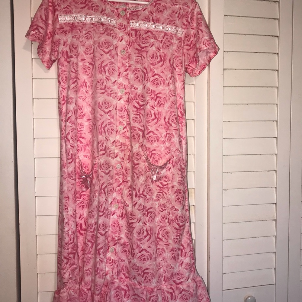 JOAN VASS MESIUM PRETTY Pink Rose Print Button-Up Nightgown